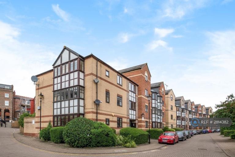 2 bedroom flat in Holybrook, Reading, RG1 (2 bed) (#2814382)