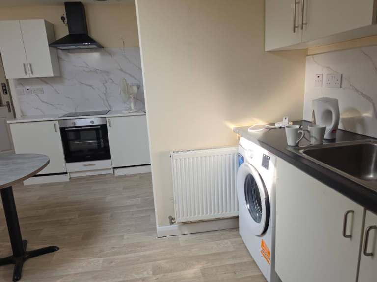 Ensuite Rooms to Rent Tinapa Suites - Ashton Old Road Manchester M11 2NL