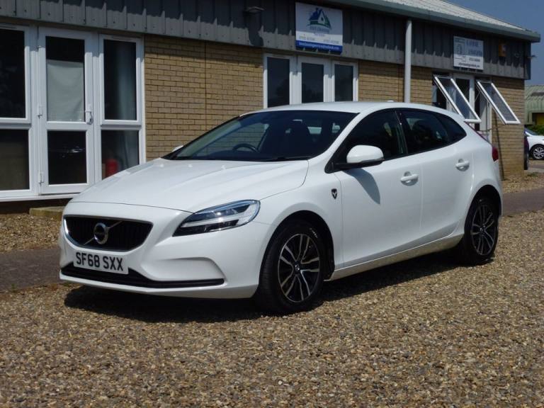 2018 68 VOLVO V40 2.0 T2 GPF MOMENTUM HATCHBACK 5DR PETROL MANUAL EURO 6 (S/S) (