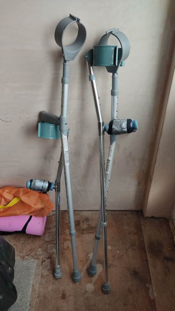 Free walking aid crutches