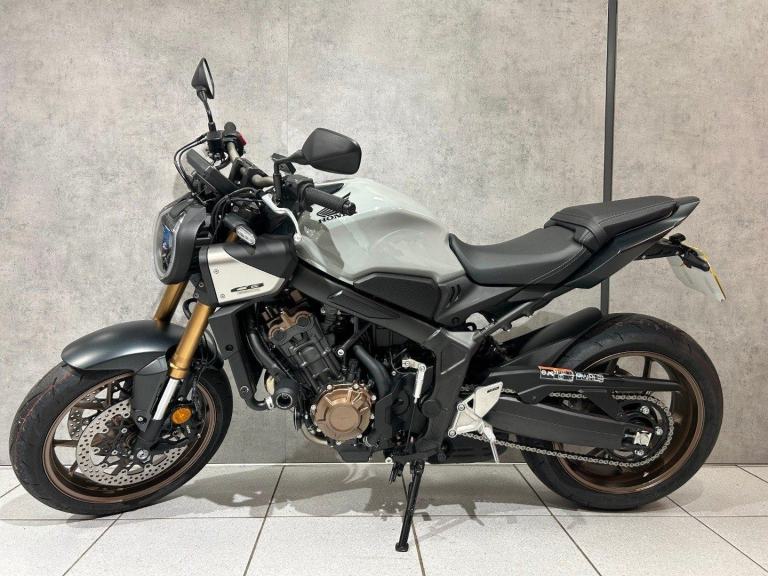 74/2024 Honda CB650R E-Clutch - ONLY 142 MILES!!