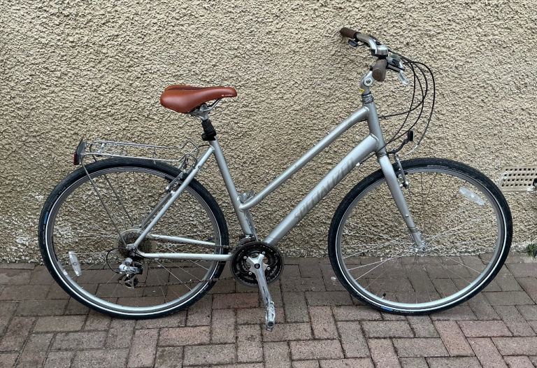 Bike/Bicycle.LADIES SPECIALIZED “ SPORT “ LARGE LIGHTWEIGHT FRAME HYBRID BICYCLE 