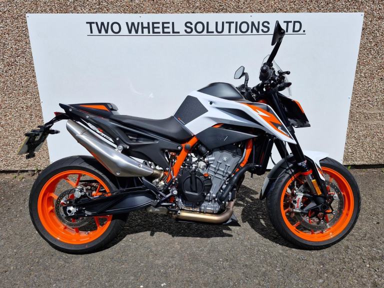 2022 KTM 890 DUKE R 21 outstanding example with Tech Pack 