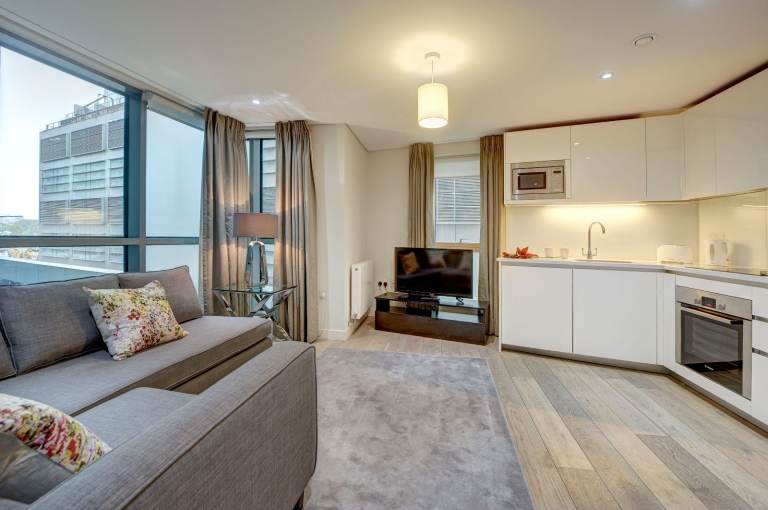 Three bed, two bathroom second floor apartment in  Paddington Basin W2