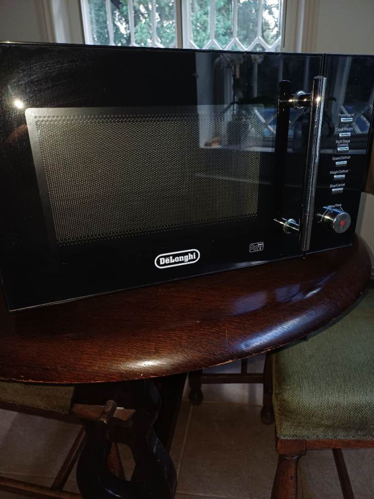 DeLonghi P90D25EL-XC Microwave Oven – Black, Good Condition