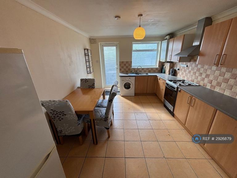 1 bedroom flat in Dawson Close, Hayes, UB3 (1 bed) (#2926879)