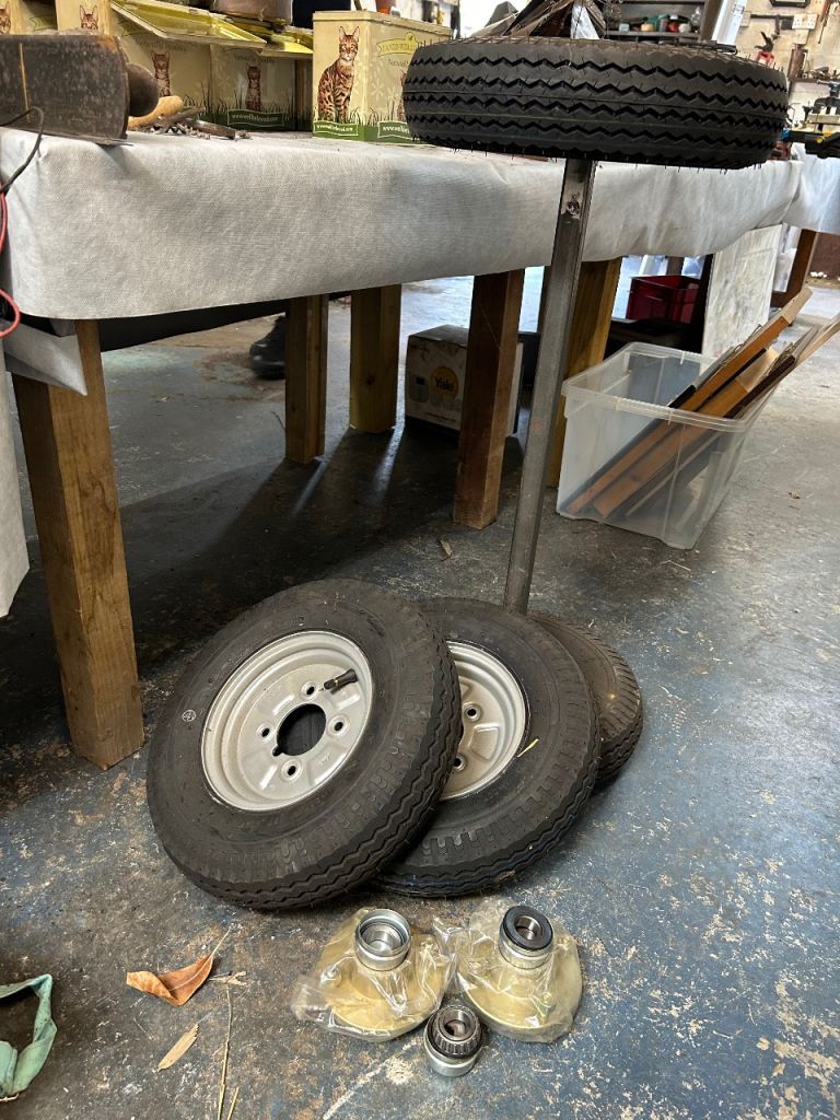 Wheels and tyres with hubs 