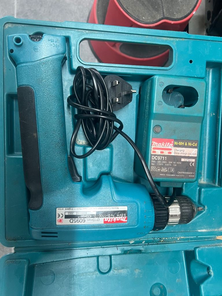 Makita 9.6v battery drill