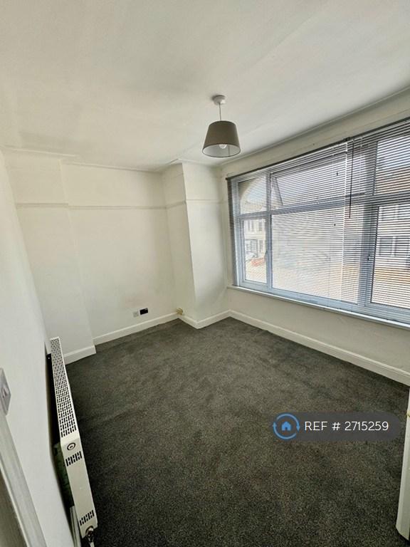 3 bedroom flat in Wellesley Road, Ilford, IG1 (3 bed) (#2715259)