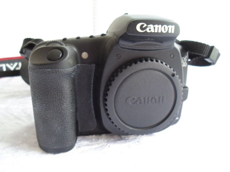 Canon EOS 20D. 8.2 MP. Black. Body only.