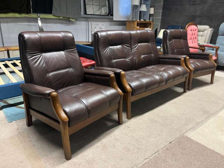 Vintage Brown Leather 2 Seater Sofa and 2 Chairs excellent condition 