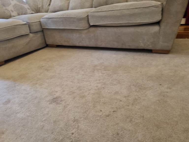 Corner sofa L shape  good condition dlevery available 
