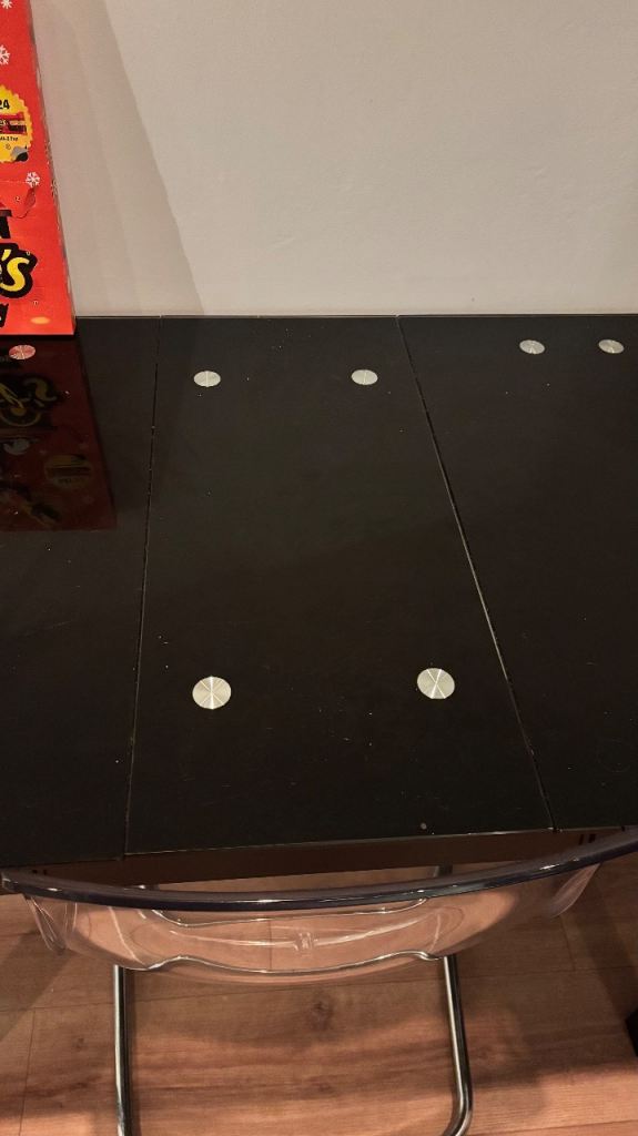 Extendable glass table and 4 chairs 