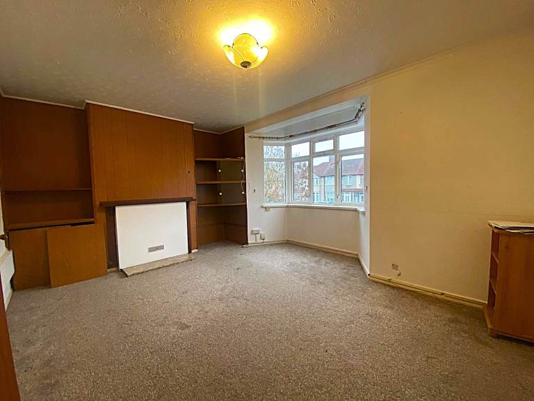 Spacious and excellent condition 3 bedrooms flat near Romford Station with Massive Garden