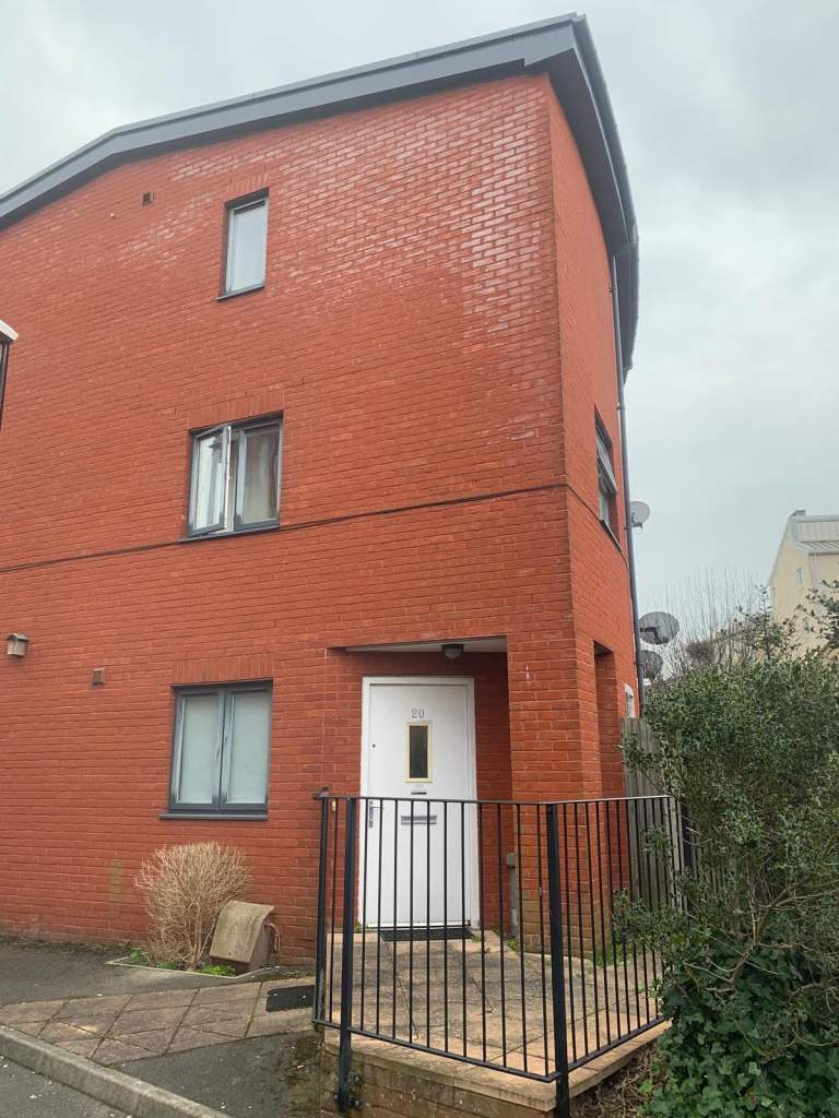 Good size double bedroom 