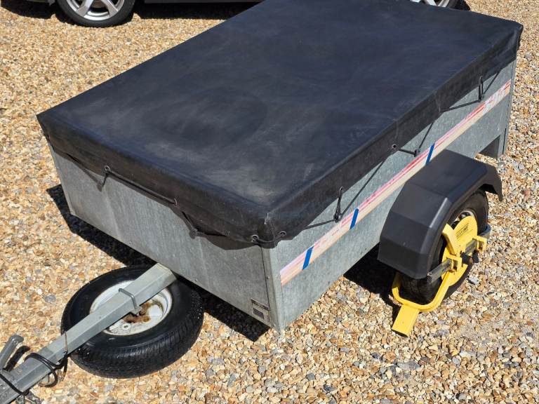 Trailer with cover and wheel clamp - Caddy 535
