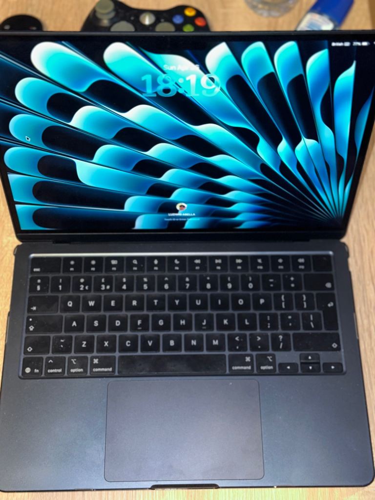 MACBOOK AIR 2025 PERFECT CONDITION