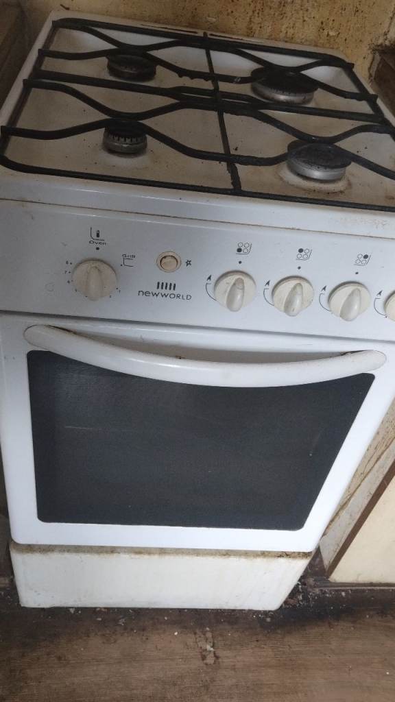 New World Gas Cooker with Four Hobs and Oven