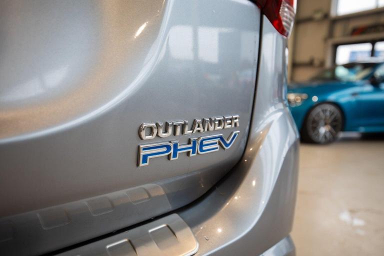 2017 Mitsubishi Outlander 2.0h 12kWh 4h SUV 5dr Petrol Plug-in Hybrid CVT 4WD Euro 6 (s/s) (200 p...