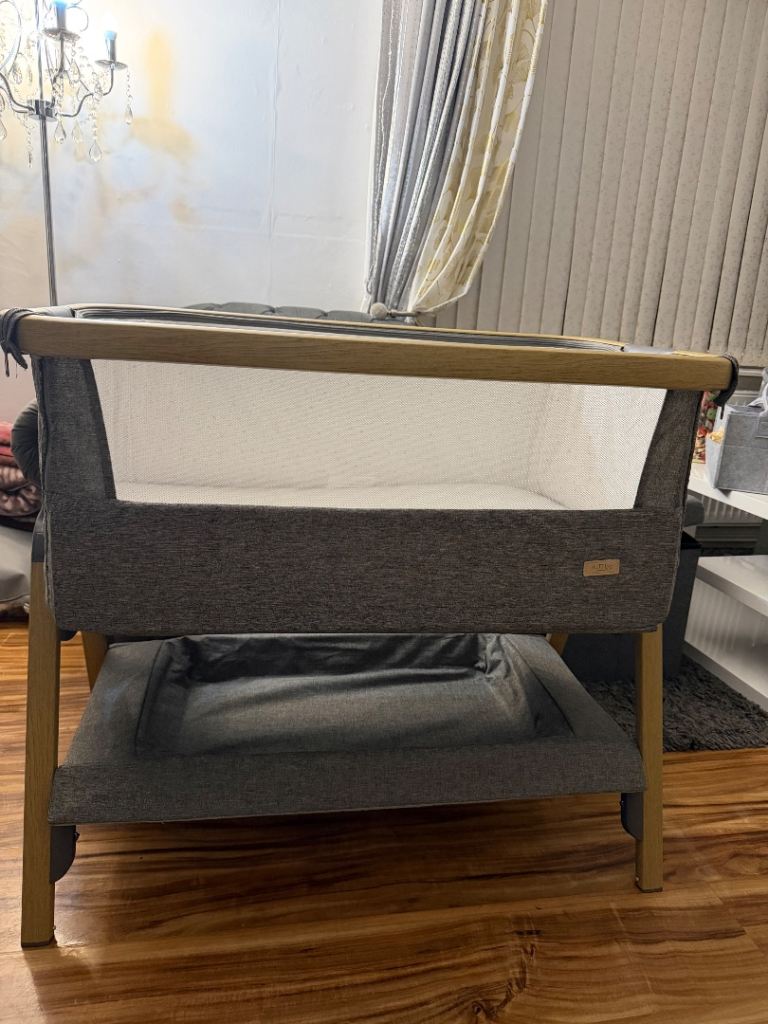 Tutti Bambini CoZee Bedside Crib – Oak & Charcoal