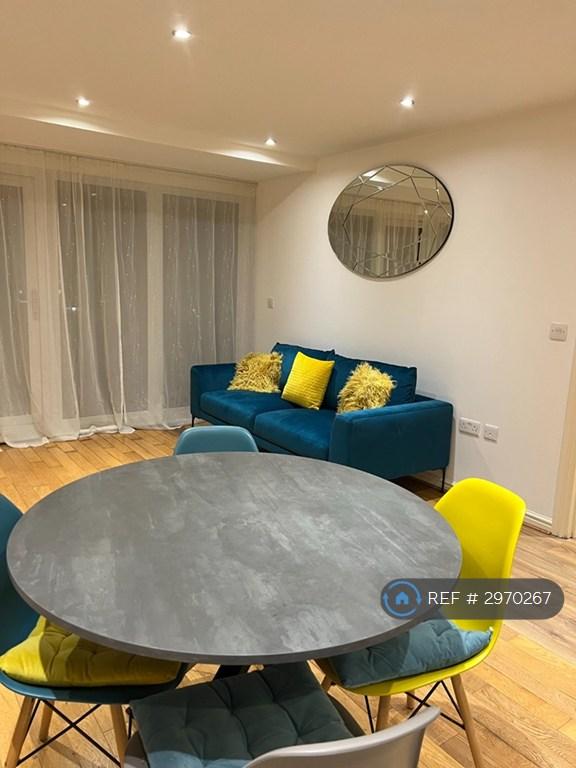 2 bedroom flat in Berberis House, Feltham, TW13 (2 bed) (#2970267)