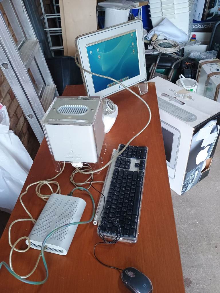 Apple Power Mac G4 Cube & STudio screen