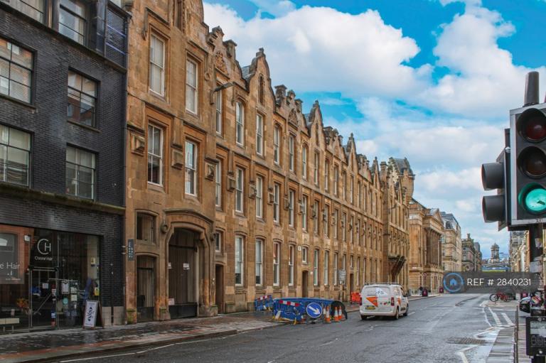 3 bedroom flat in Ingram Street, Glasgow, G1 (3 bed) (#2840231)