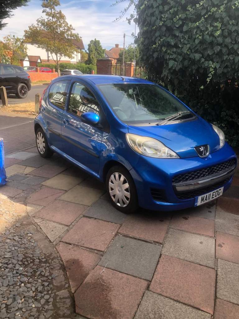 Peugeot 107 automatic, new MOT,Apple play,sat nav ,camera ,Bluetooth,2011