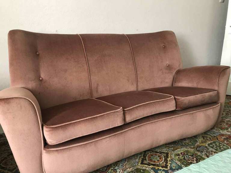 Lovely vintage sofa and two armchairs in good condition