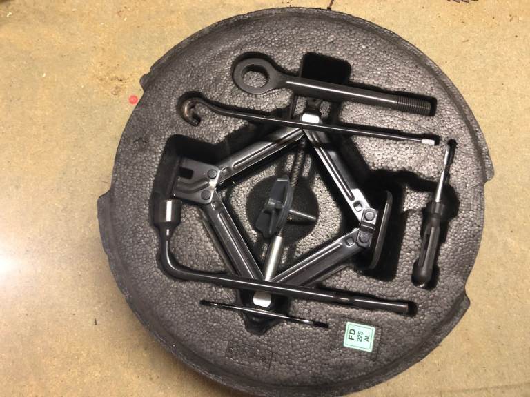 2011 Hyundai i30 spare wheel tool kit