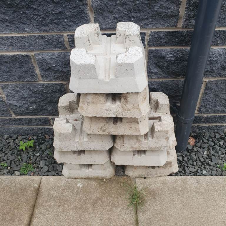Concrete decking support blocks joist supports
