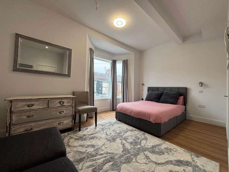 Large double room with ensuite for rent - L20