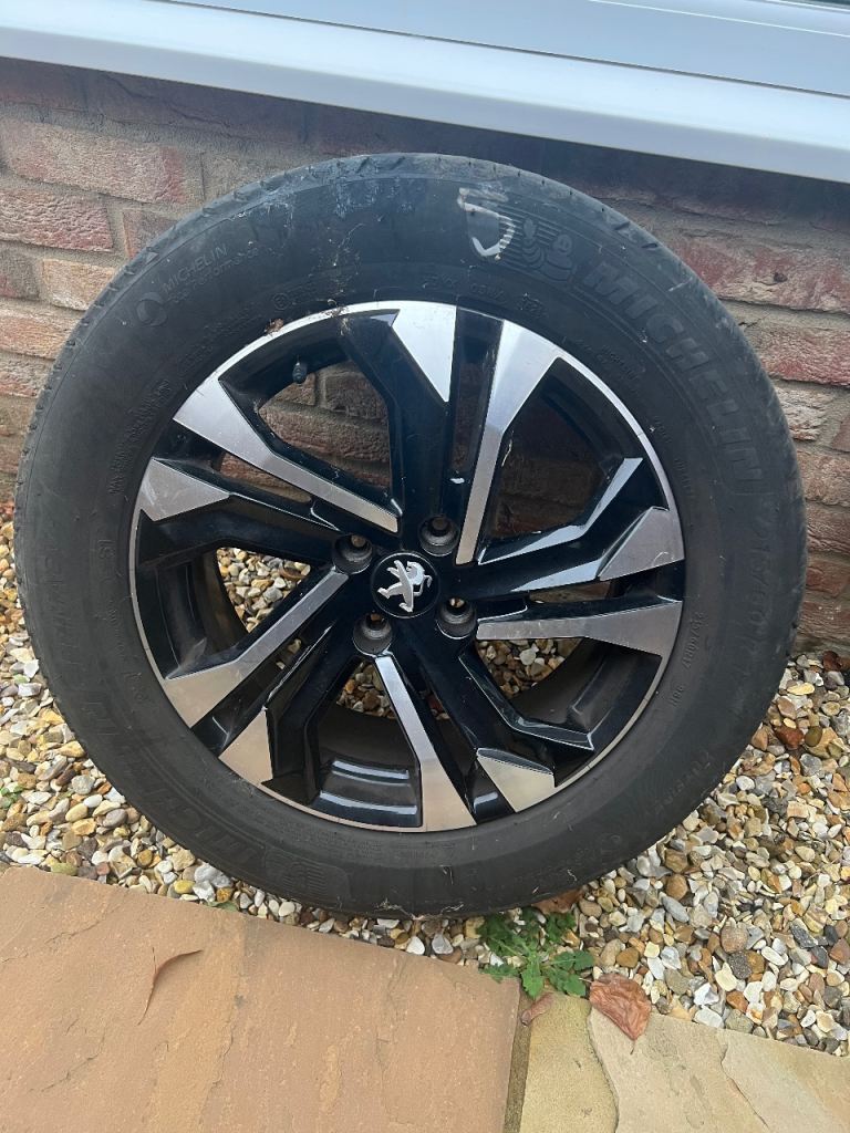 PEUGEOT 2008 alloy and tyre