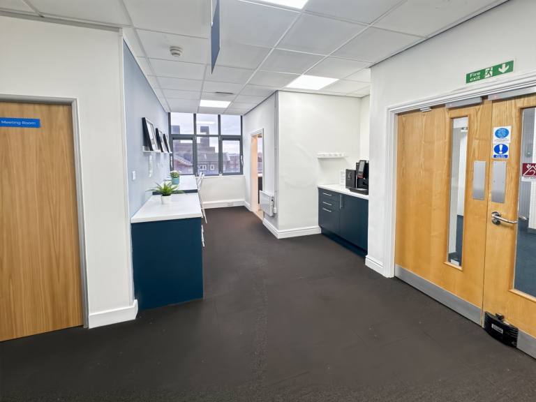 Birkenhead - CH41 1AL \ Customisable Large Office for Rent