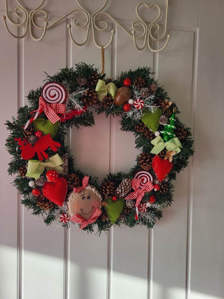 Christmas Wreath Festive Decorations – Pinecones, Hearts & Gingerbread Man