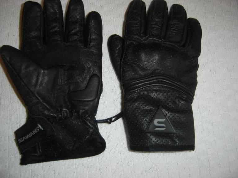 2 PAIRS OF GLOVES