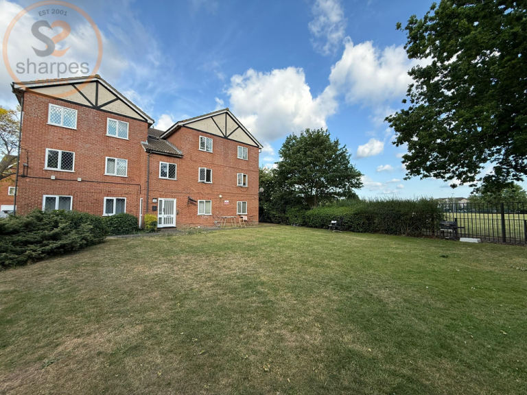 1 bedroom flat in Heathfield Drive, Mitcham, Surrey