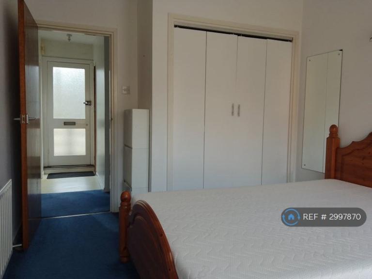1 bedroom in Ilminster Gardens, London, SW11 (#2997870)