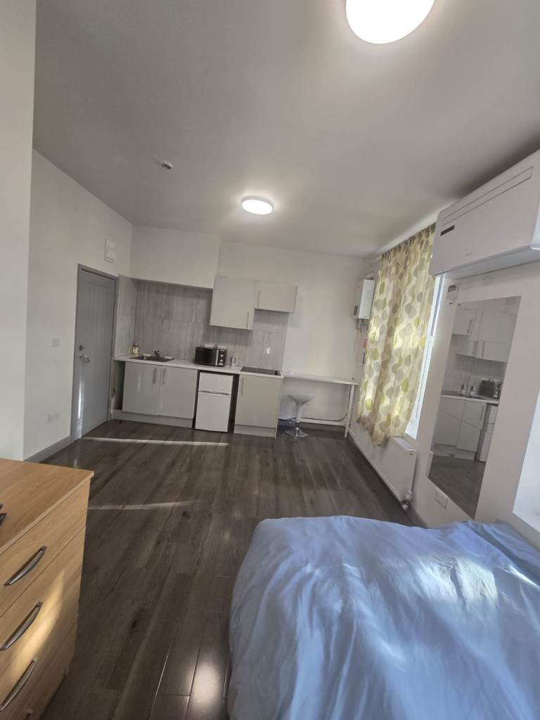Studio flat in Large Studio with Bills IG1 Â£1350