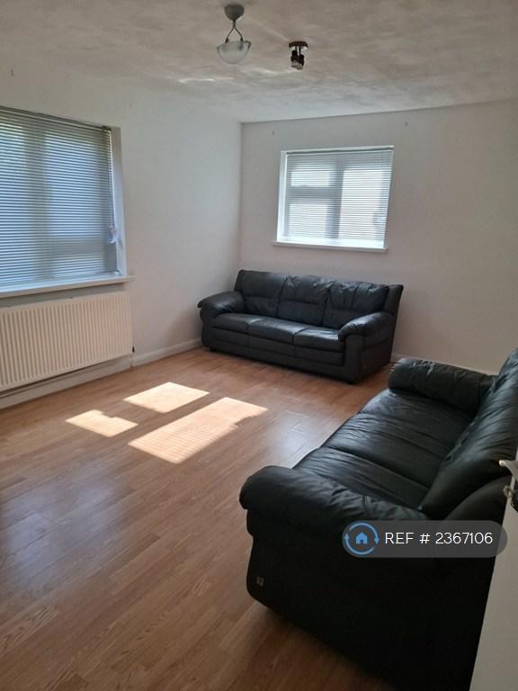 2 bedroom flat in Lampton Road, Hounslow, TW3 (2 bed) (#2367106)