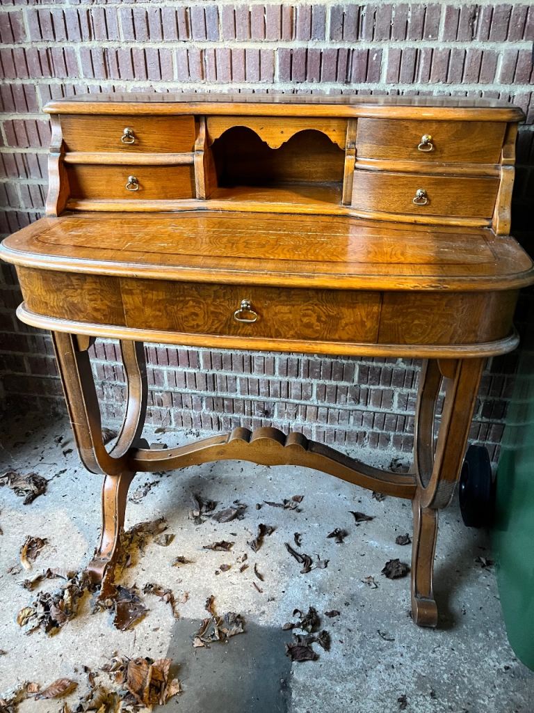 Urgently!! Vintage desk
