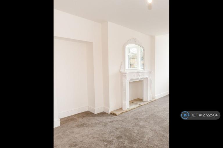 1 bedroom flat in Long Lane, Huddersfield, HD5 (1 bed) (#2722504)