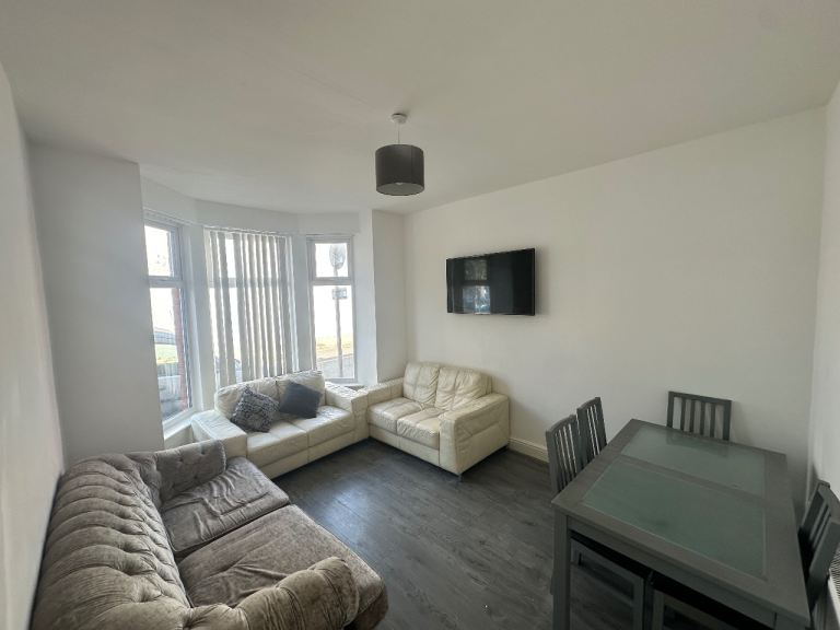 THREE DOUBLE BEDROOMS SMITHDOWN NEWLY RENOVATED 