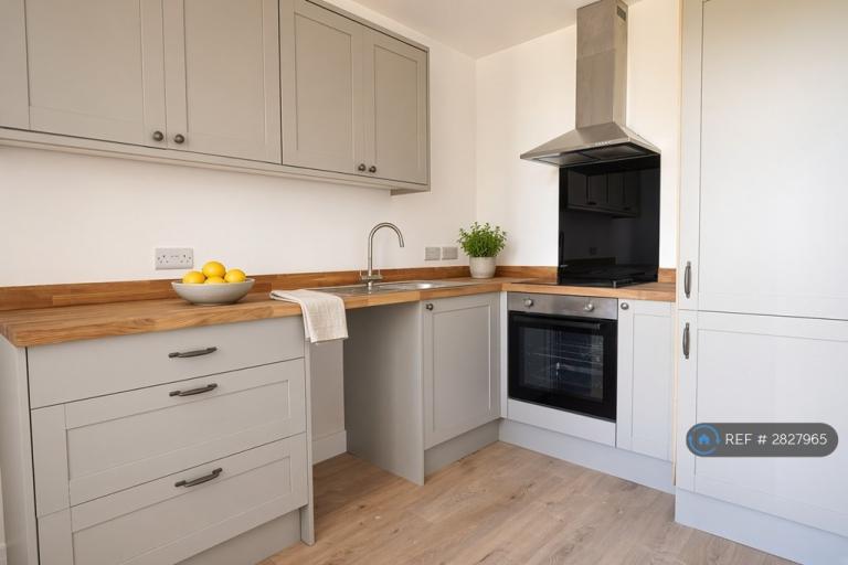 3 bedroom flat in Birds Royd Lane, Brighouse, HD6 (3 bed) (#2827965)