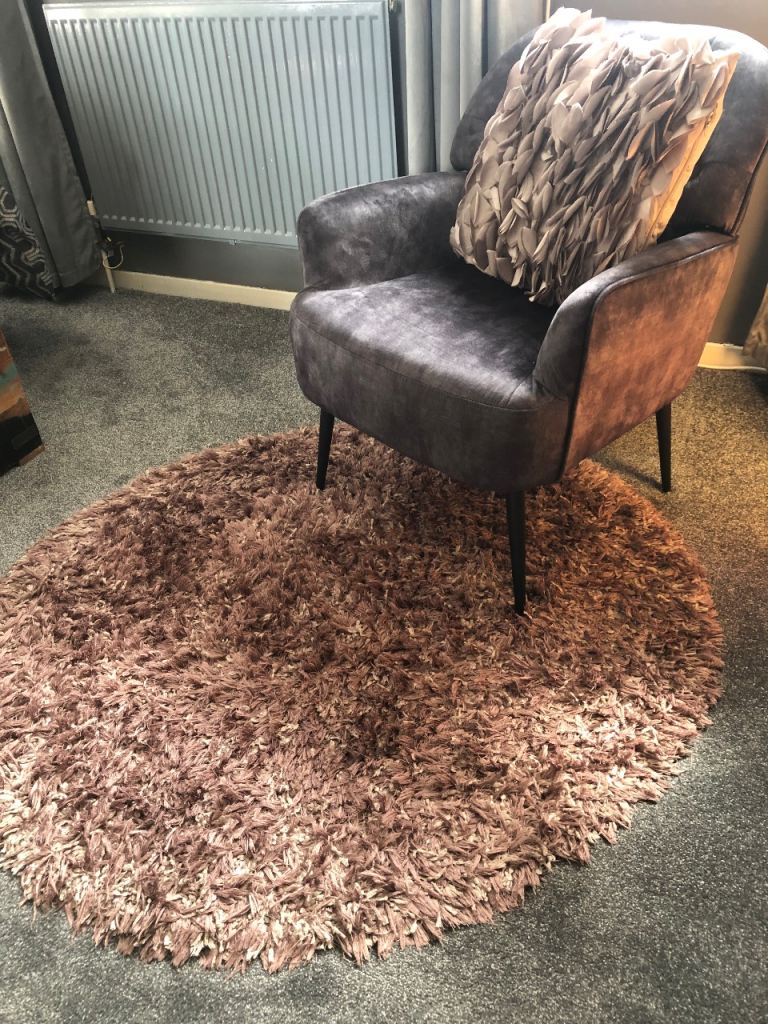 Round shaggy rug
