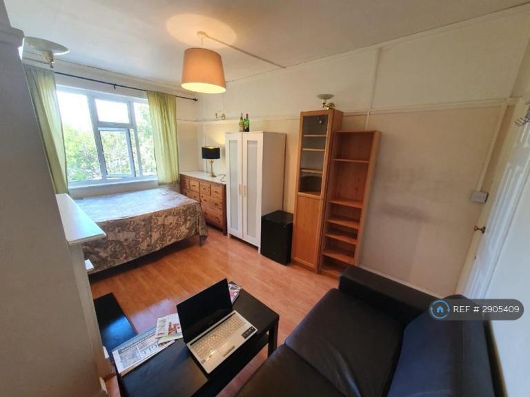 1 bedroom in High Road, London, N3 (#2905409)