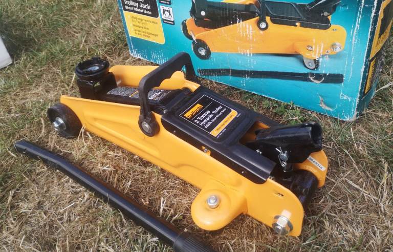 Halfords Car Trolley Jack 2 Tonne *Brand New* Never Been Used