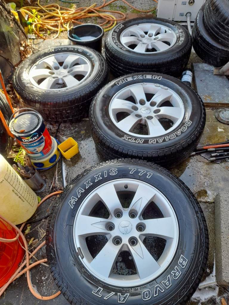 Alloy wheels with tyres