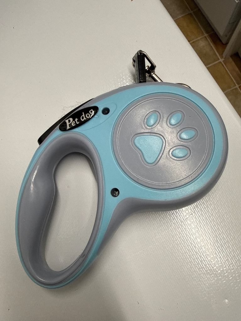 Restrictable dog leash 