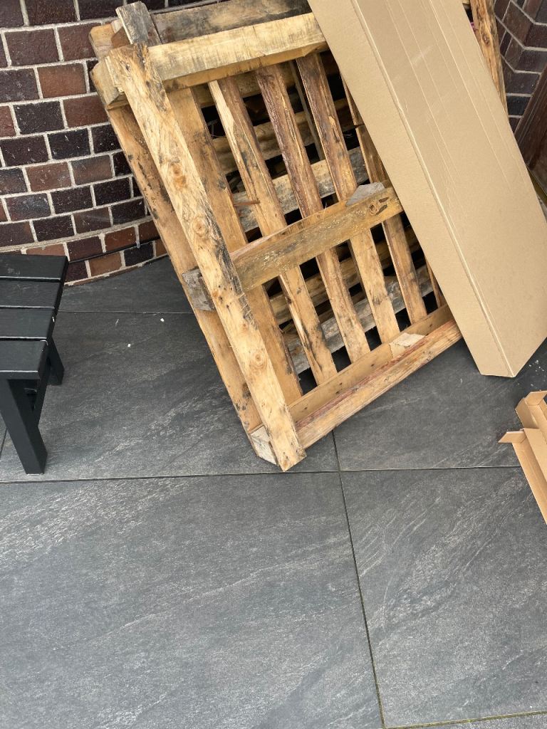 Pallets free to Pick up !